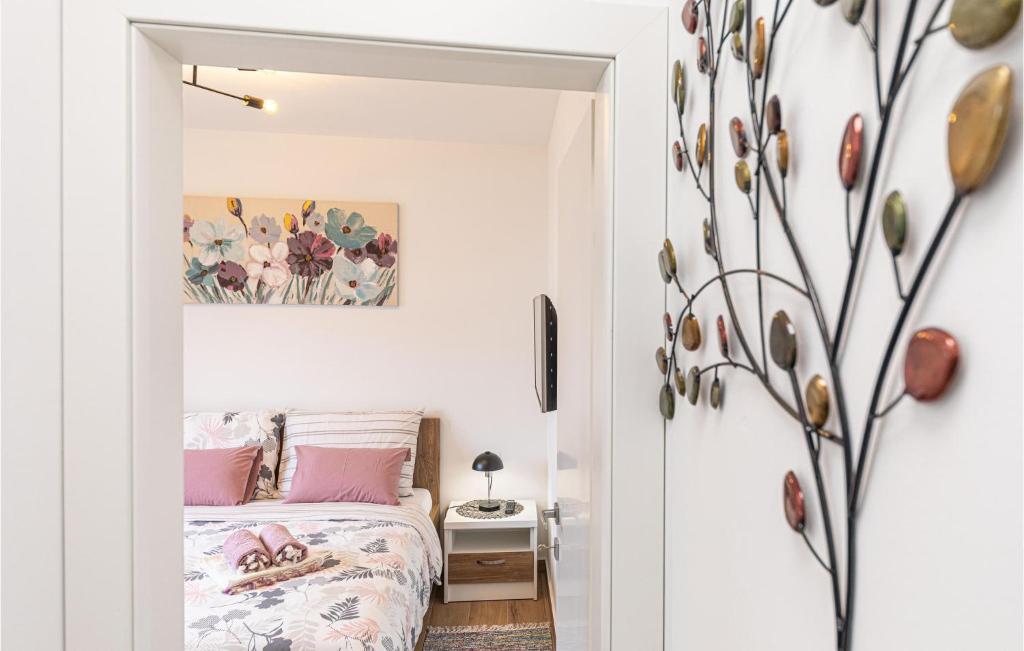 Posteľ alebo postele v izbe v ubytovaní 2 Bedroom Nice Apartment In Trogir