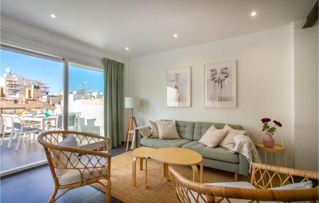 Ruang duduk di Stunning Apartment In Santa Pola