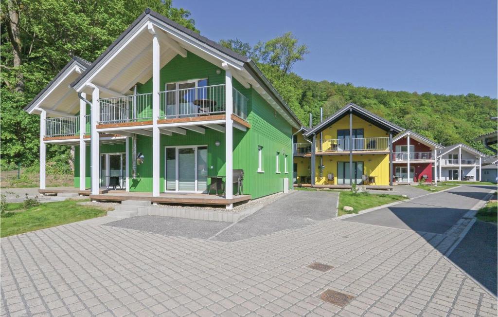 een huis met groen en geel bij Ferienhausdorf Thale in Thale