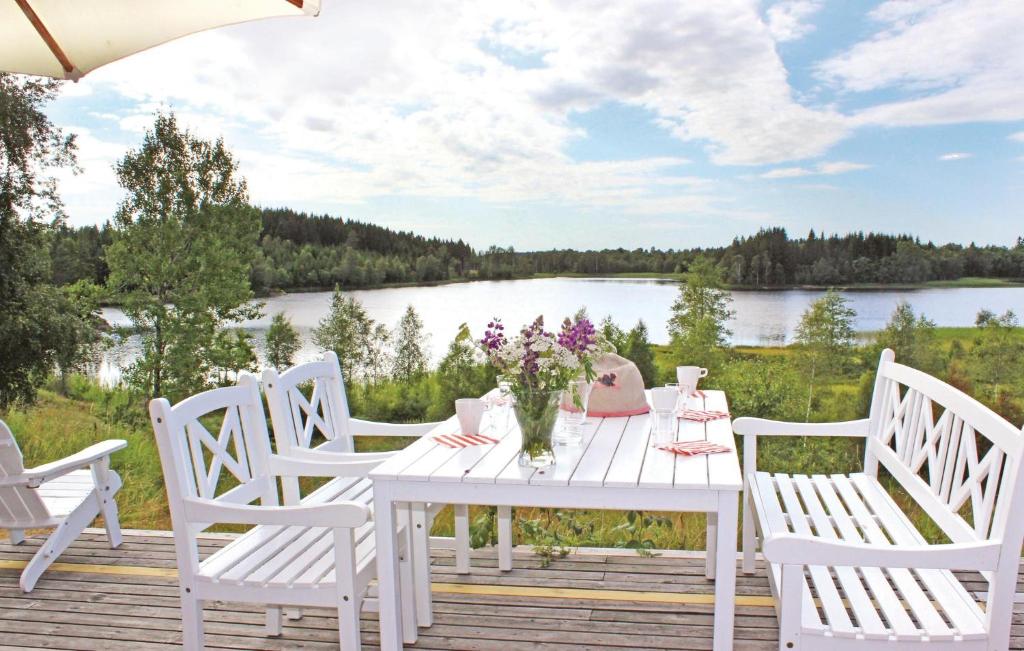 una mesa y sillas blancas con vistas al lago en Beautiful Home In Bullaren With Kitchen, en Bullaren