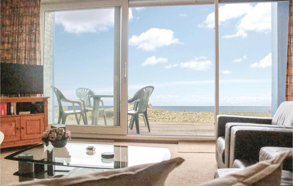 een woonkamer met uitzicht op de oceaan bij Beautiful Apartment In Breskens With Wifi in Breskens