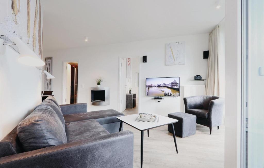 トラフェミュンデにあるGorgeous Apartment In Lbeck Travemnde With Wifiのリビングルーム(ソファ、椅子2脚、テーブル付)