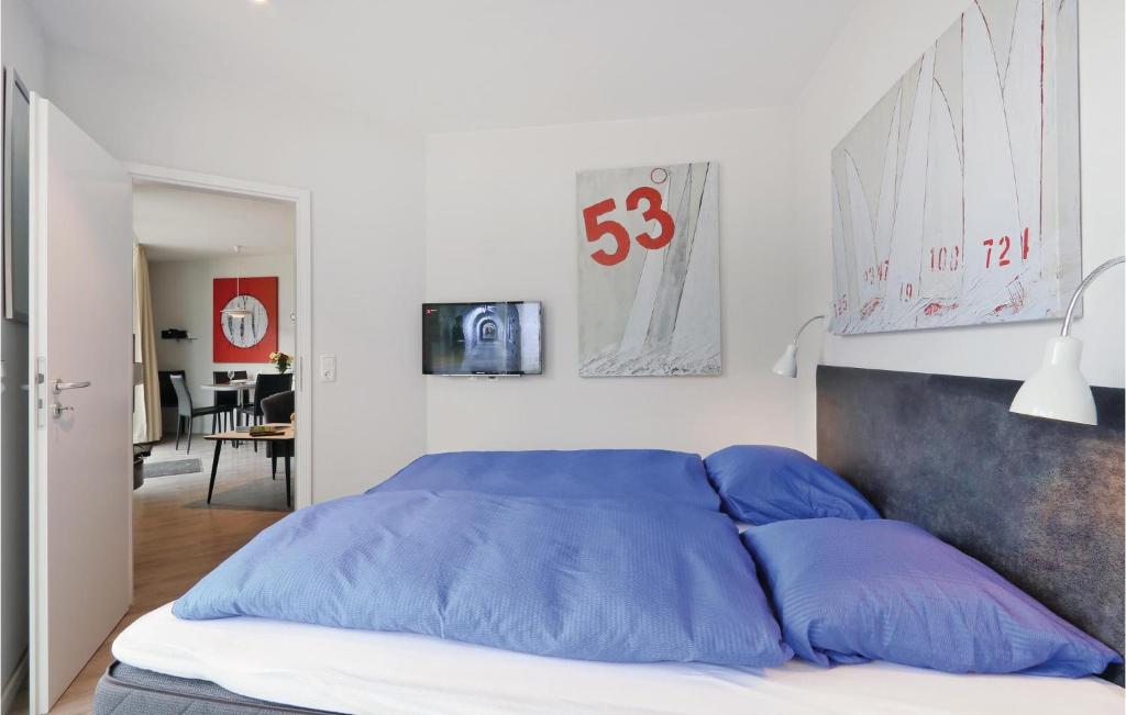 トラフェミュンデにあるDnenvilla Superiorのベッドルーム1室(青い枕のベッド1台付)