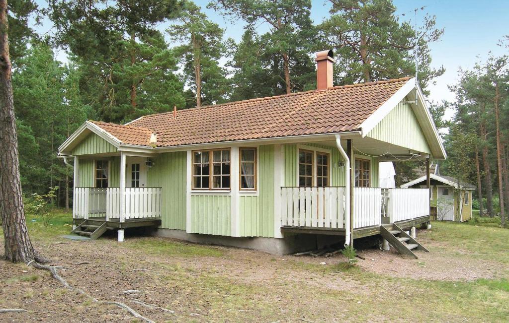 ein kleines grünes Haus mit braunem Dach in der Unterkunft Okn in Mönsterås