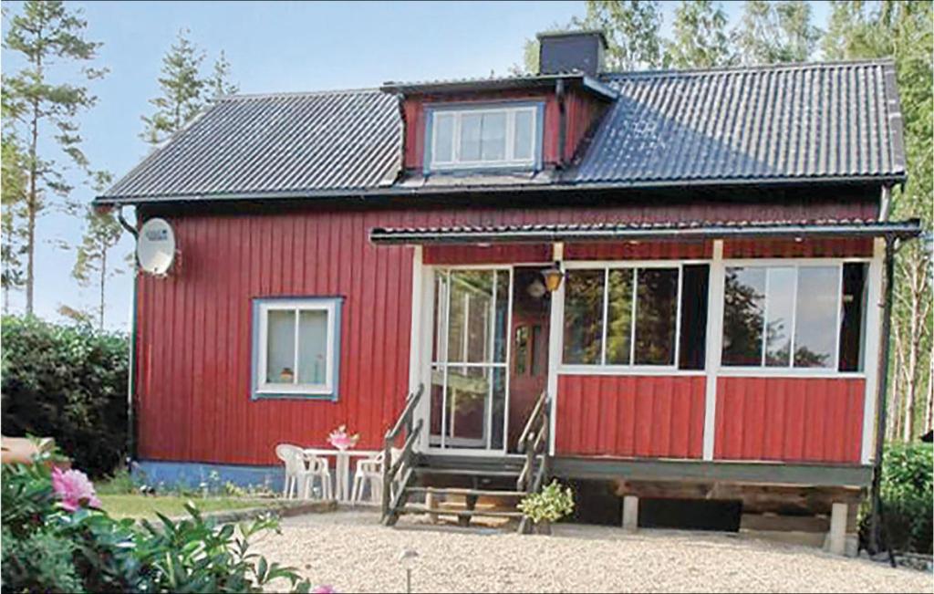 uma casa vermelha com uma mesa em frente em 3 Bedroom Stunning Home In nimskog em Säljebyn
