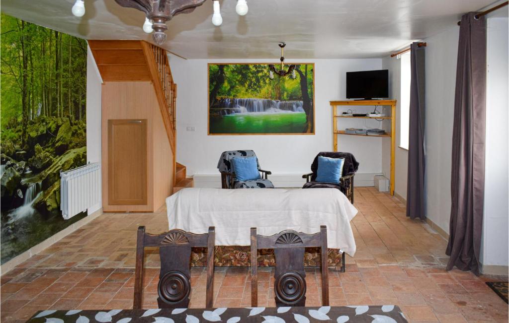 una habitación con una mesa y dos sillas. en Gorgeous Home In Channay-sur-lathan With Kitchen, en Channay-sur-Lathan