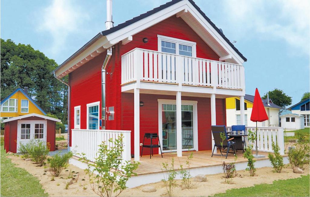 SüssauにあるSeehund 5の白いデッキとパティオ付きの赤い家