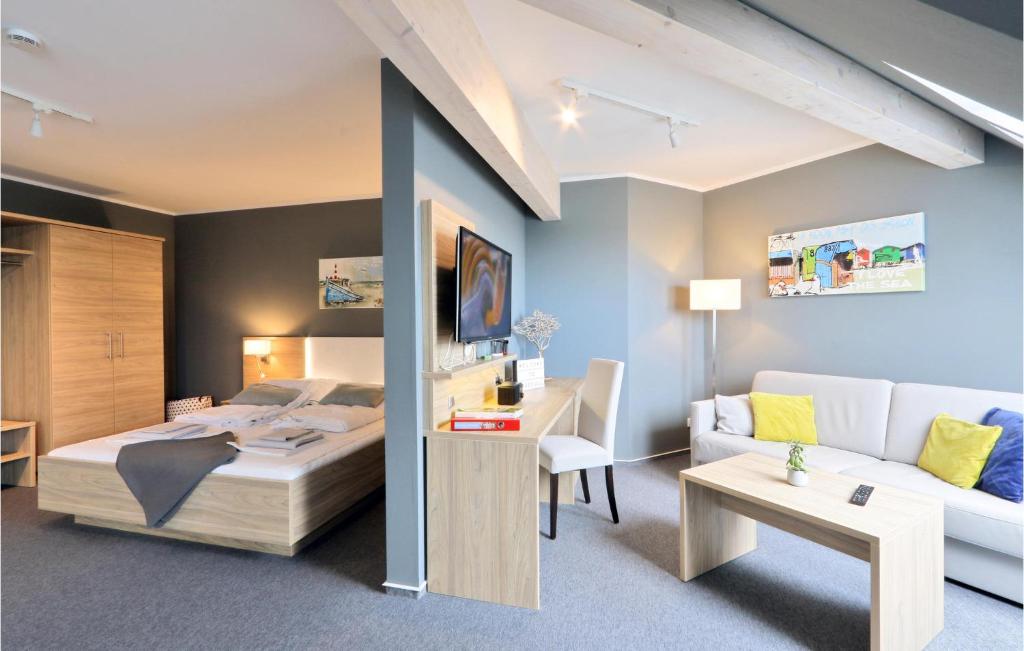 una camera d'albergo con letto e divano di Lovely Studio In Dagebll With Wifi a Dagebüll