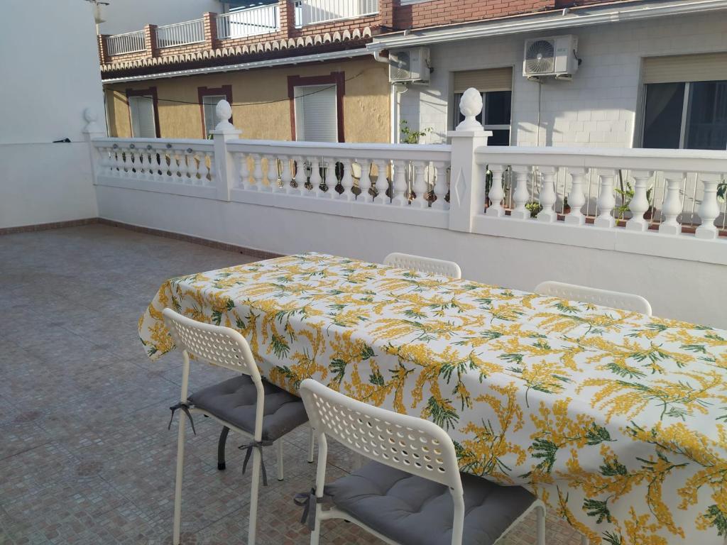 una mesa y sillas sentadas en un balcón en La casita del pueblo, en Molvízar