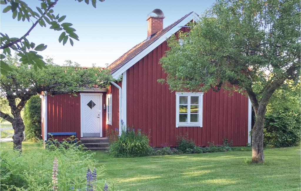 ビンメルビューにあるStunning Home In Vimmerby With Kitchenの白い扉と木の赤い家