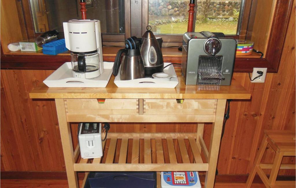 Příslušenství pro přípravu čaje a kávy v ubytování Nice Home In Kälarne With Sauna