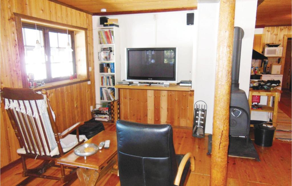 TV a/nebo společenská místnost v ubytování Nice Home In Kälarne With Sauna