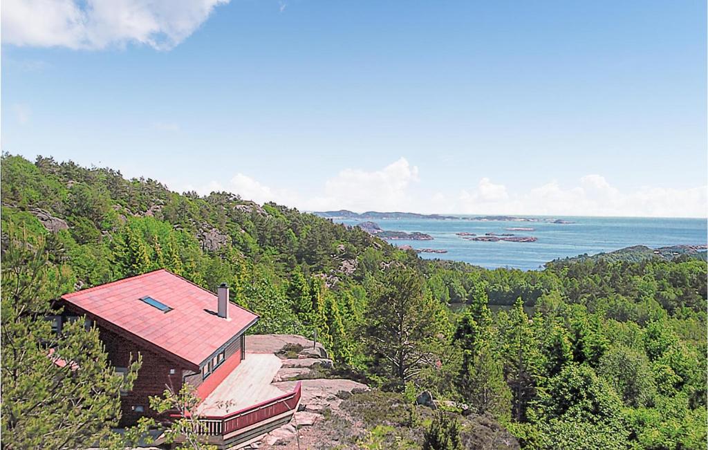 SvenevikにあるStunning Home In Lindesnes With 3 Bedrooms, Sauna And Wifiの海を見下ろす丘の側の家