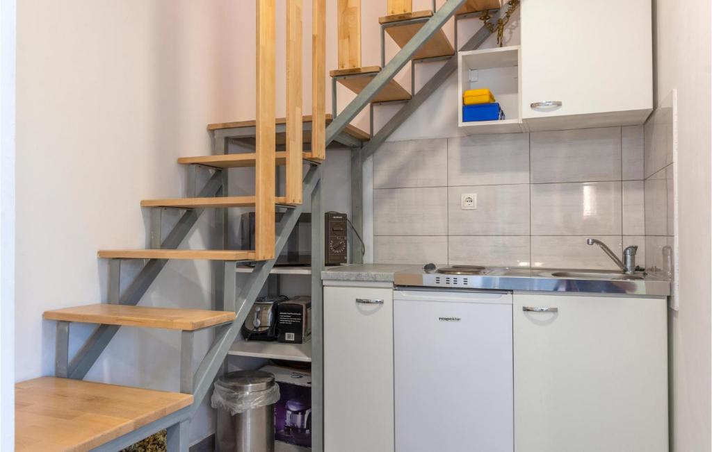 Kuchyňa alebo kuchynka v ubytovaní Gorgeous Apartment In Omis With Kitchen