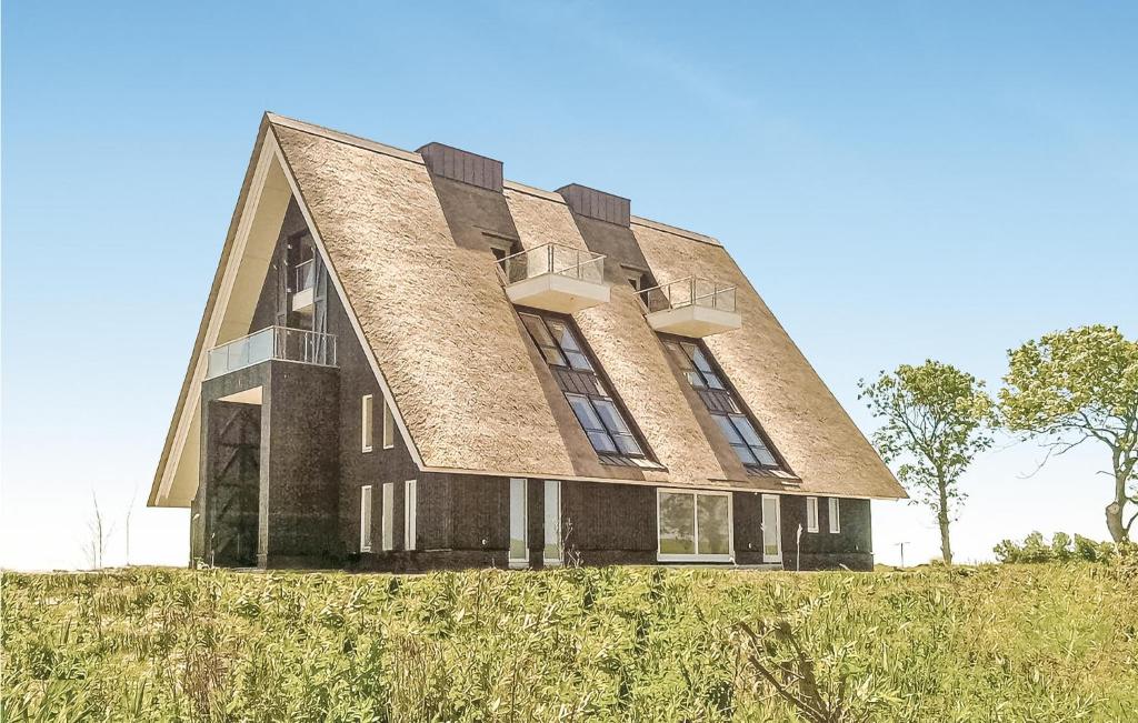 a house with a roof on top of a hill at Wadd En Zee in Wierum