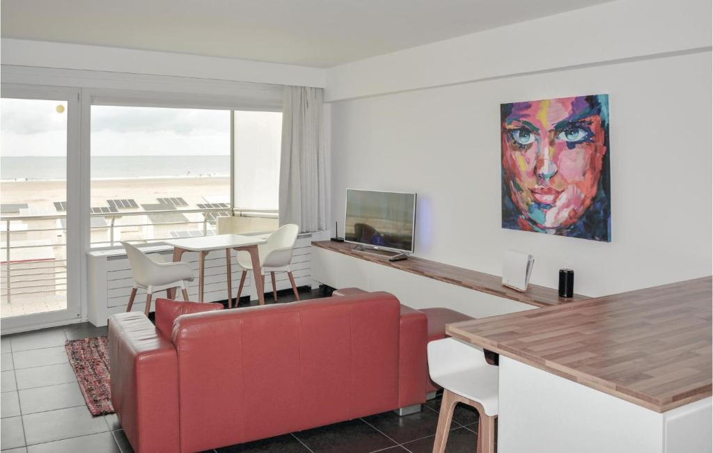 sala de estar con sofá rojo y mesa en Residence Puerto Cristo R,101, en Ostende