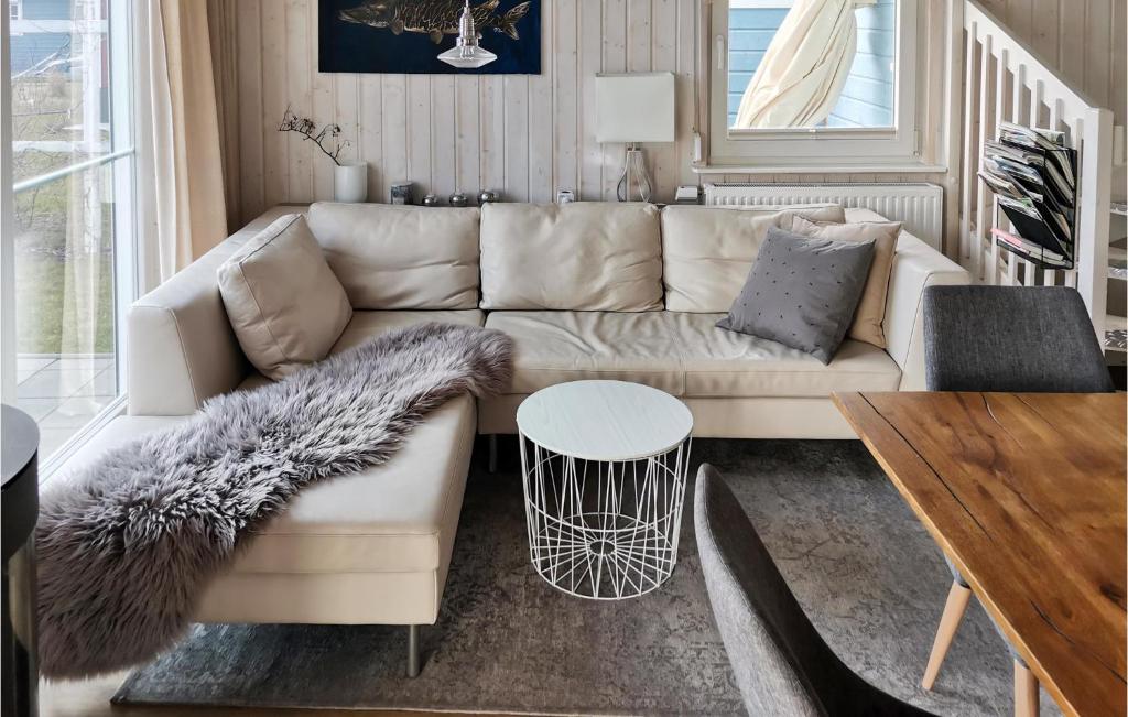 ein Wohnzimmer mit einem Sofa und einem Tisch in der Unterkunft Cozy Home In Zerpenschleuse With Wifi in Zerpenschleuse