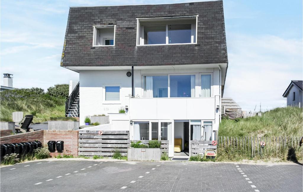 ein Haus am Straßenrand in der Unterkunft Windwijser in Bergen aan Zee