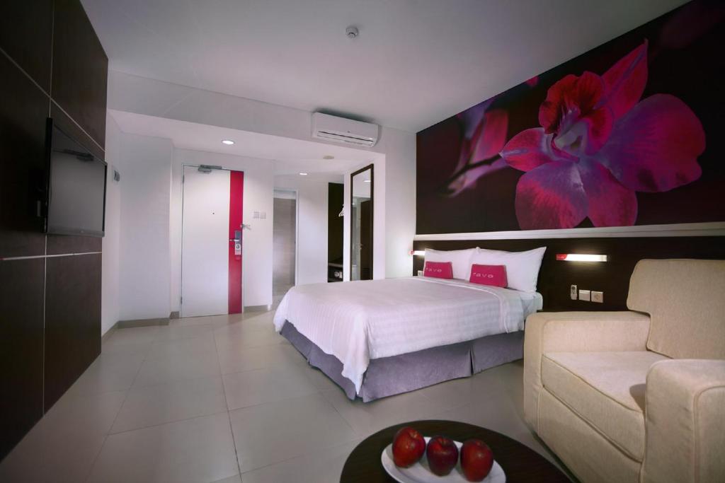 una camera d'albergo con letto e divano di favehotel Melawai a Giacarta
