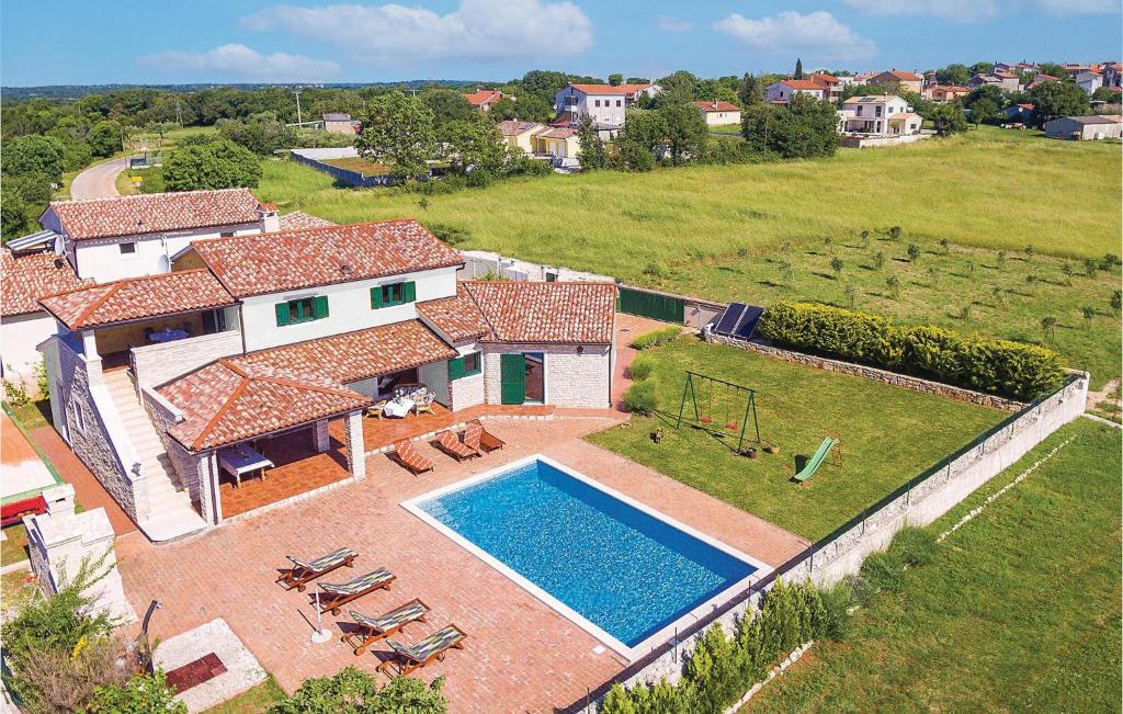 an aerial view of a house with a swimming pool at Nice Home In Valtura With Kitchen in Valtura