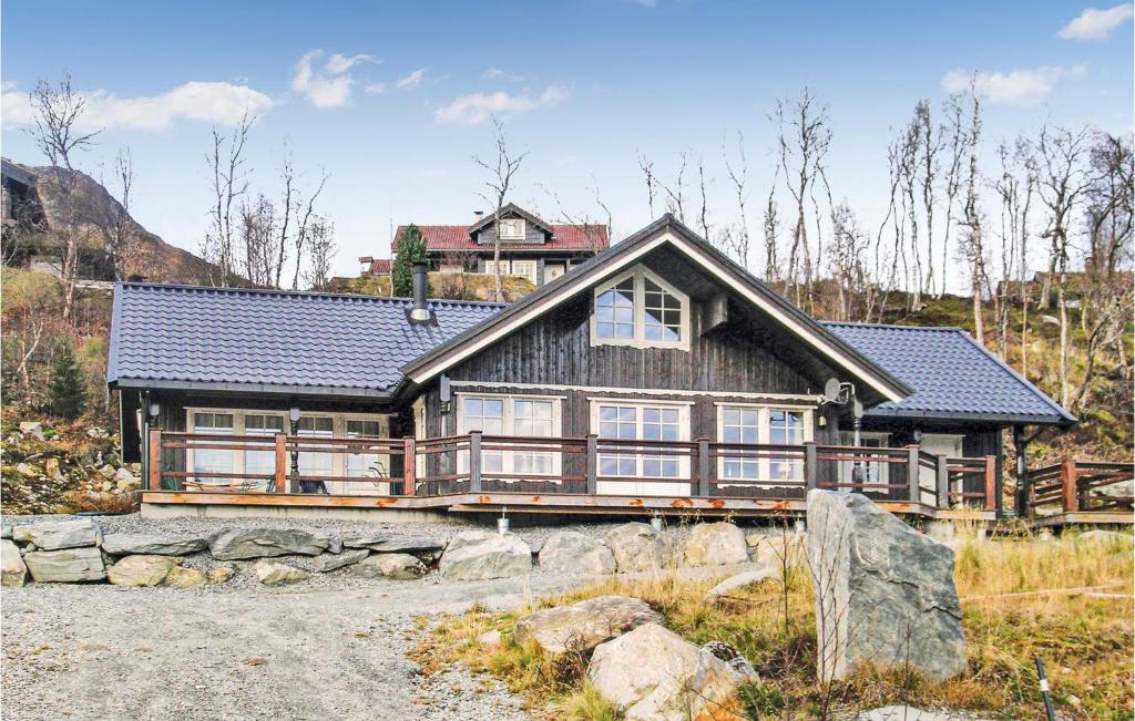 une grande maison en bois au sommet d'une montagne dans l'établissement Lovely Home In Straumgjerde With House Sea View, à Brunstad