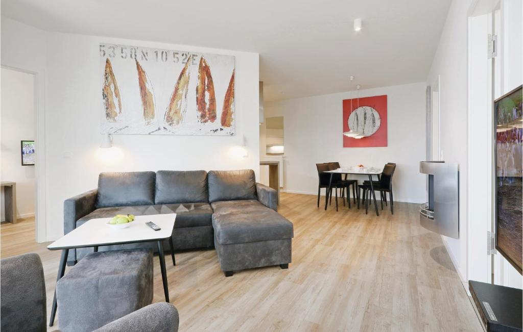 un soggiorno con divano e tavolo di Stunning Apartment In Lbeck Travemnde With Wifi a Travemünde