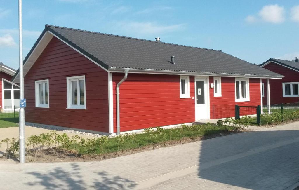 ダゲビュルにあるAmazing Home In Dagebll With 2 Bedrooms, Sauna And Wifiの赤い屋根の通り