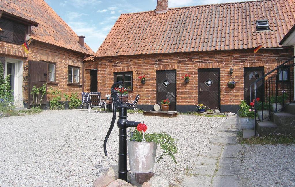 uma casa com um jardim com um vaso de flores em frente em Cindersgrden em Staffanstorp