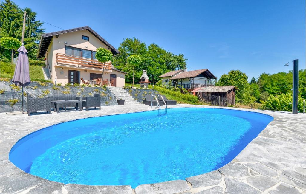 een zwembad in de tuin van een huis bij Cozy Home In Dragoslavec With Kitchen in Praporčan
