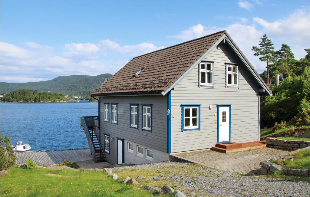 una pequeña casa junto a un cuerpo de agua en Galanten, en Grimsland