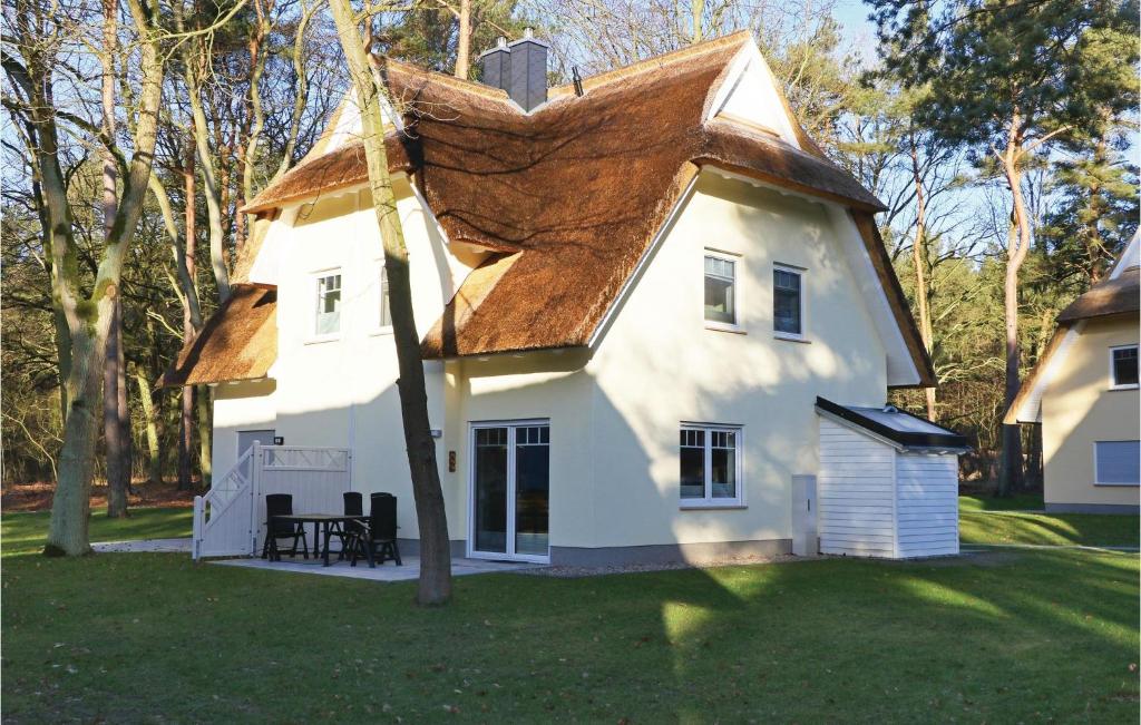 una casa bianca con tetto di paglia di Reetdachhaus Moin-moin a Kutzow