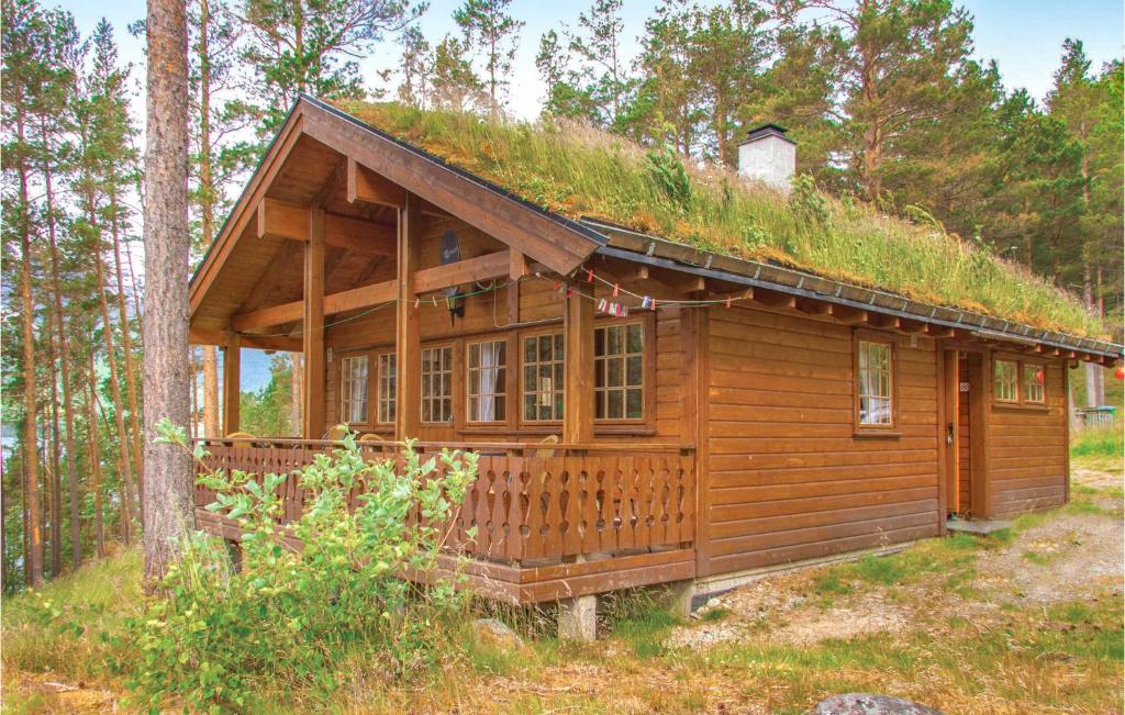 uma cabana de madeira com um telhado relvado em cima em Glomnes Nr, 2 em Hjelle