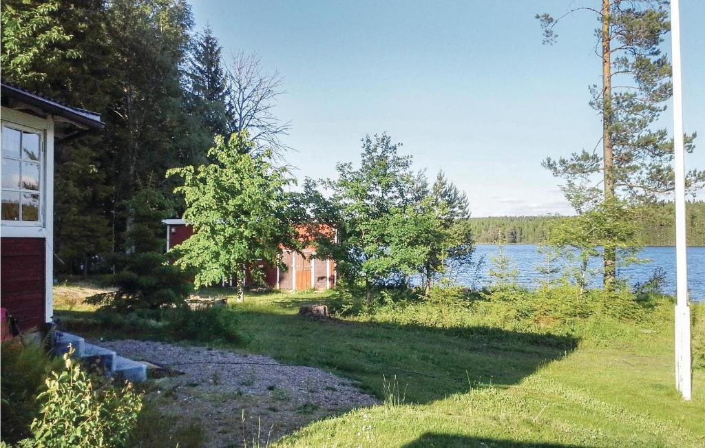 ein Haus am Ufer eines Sees in der Unterkunft Beautiful Home In Grdsj With Wifi in Gårdsjö