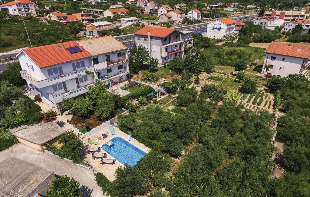 Bazén v ubytovaní Apartment Kastel Sucurac Ivana Pavla Ii, alebo v jeho blízkosti