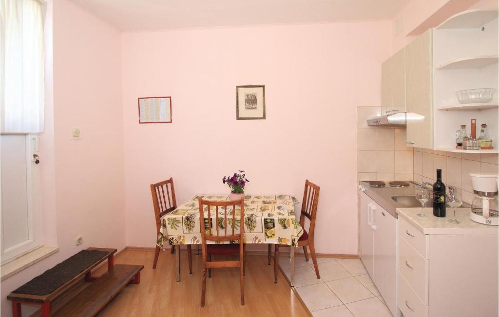 Kuchyňa alebo kuchynka v ubytovaní Apartment Kastel Sucurac Ivana Pavla Ii,