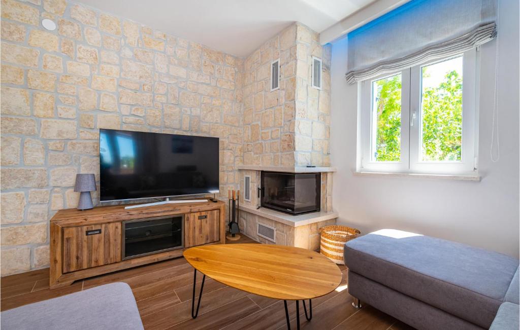 Télévision ou salle de divertissement dans l&#39;établissement 3 Bedroom Amazing Home In Privlaka