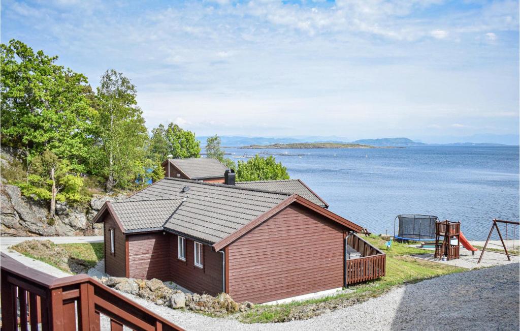 NedstrandにあるAmazing Home In Nedstrand With 4 Bedrooms, Sauna And Wifiの水辺の家