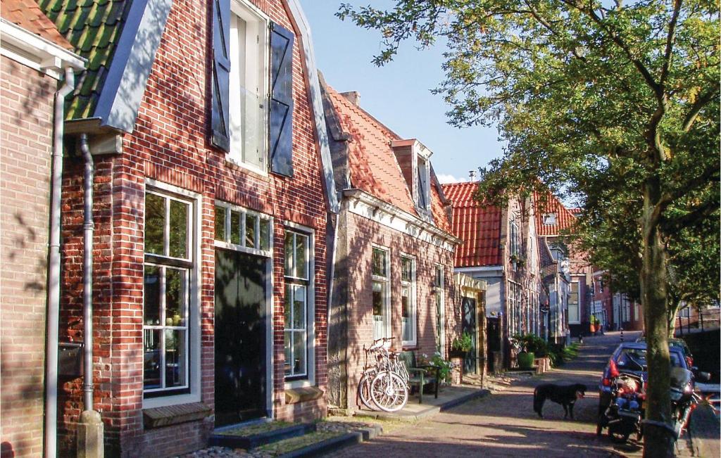 een straat in een oude stad met huizen bij Studio Aan De Gracht in Enkhuizen