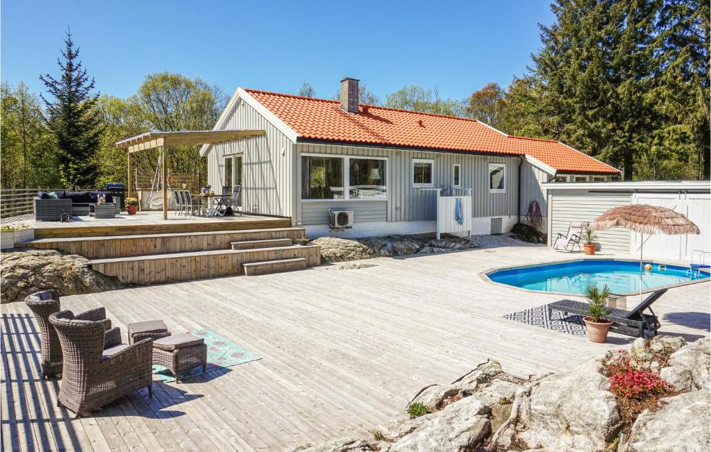 a backyard with a house and a swimming pool at Nice Home In Frresfjorden With 4 Bedrooms, Wifi And Outdoor Swimming Pool in Sørvåg