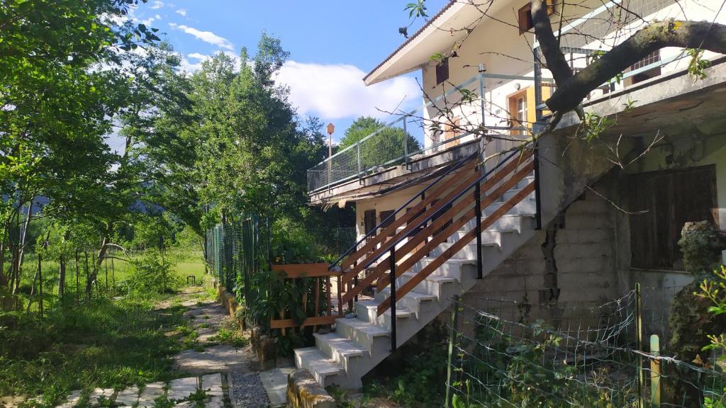 una casa con le scale sul lato di Abete Bianco a Serra San Bruno
