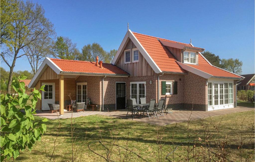 una casa con techo naranja en un patio en 3 Bedroom Amazing Home In Hoge Hexel, en Hoge-Hexel