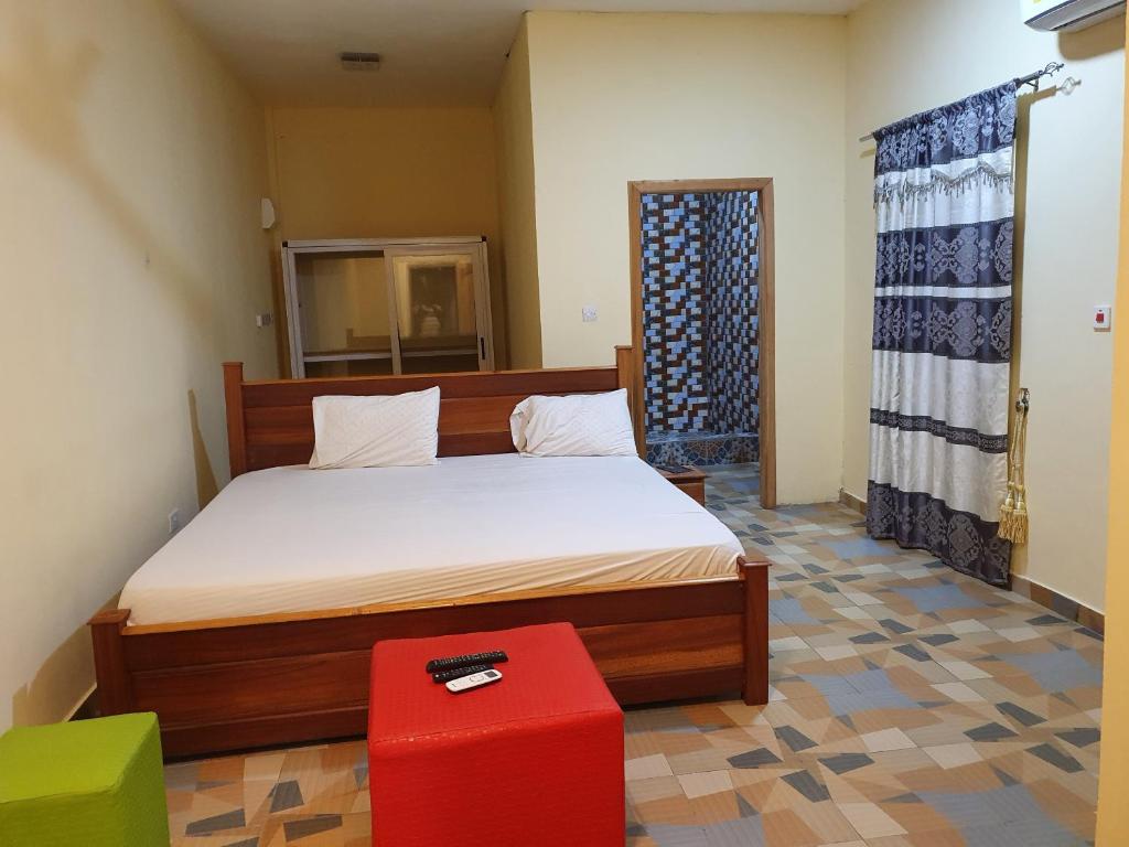 APARTMENT, 1 MASTER BEDROOM, LIVING ROOM, SLEEPS 4, GROUND FLOOR, 2 WALK IN SHOWERS, 2 TOILETS, WIFI, HOT WATER, 20 MINUTES TO KOTOKA INTERNATIONAL AIRPORT, 24 HOUR SECURITY, GARDEN, RESTAURANT, BAR, CLOSE TO PALACE MALL, ACCRA Mall - Appartement D'une Chambre