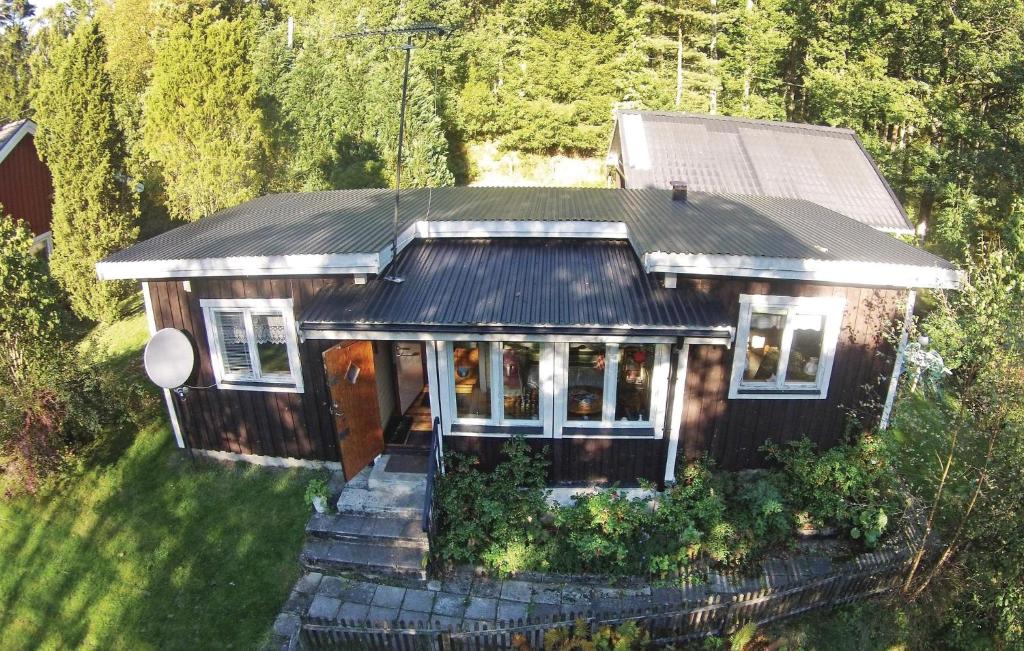 una vista aérea de una casa con porche en Lovely Home In rkelljunga With Wifi, en Drakabygget
