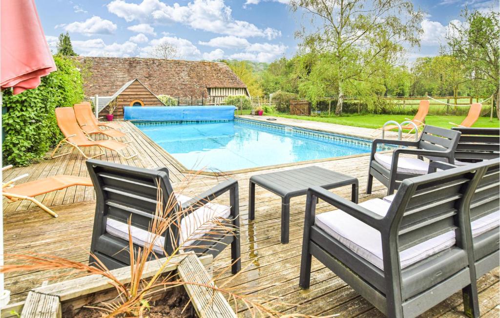 een patio met stoelen en een zwembad bij 6 Bedroom Gorgeous Home In St Pierre En Auge in Vieux-Pont