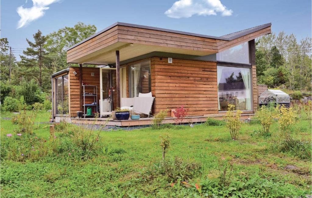 una casa pequeña en un campo con una ventana grande en Beautiful Home In Skty With House A Panoramic View, 