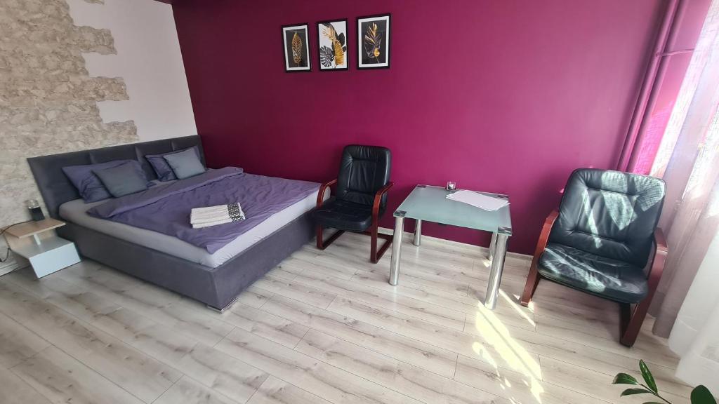 1 dormitorio con 1 cama, mesa y sillas en Apartament Centrum Arma Plac Rodła en Szczecin
