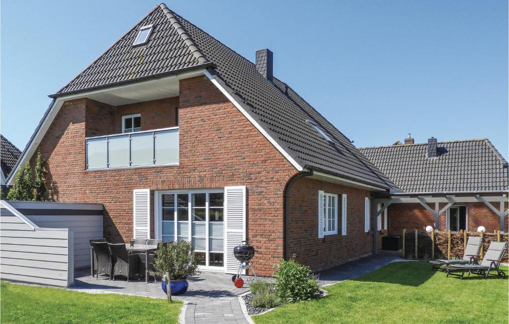 une maison en briques avec un toit en gambrel dans l'établissement Gorgeous Home In Dagebll With Wifi, à Dagebüll