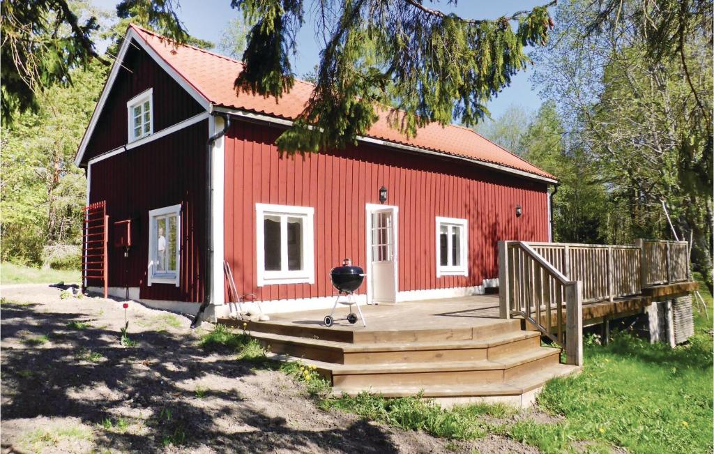 une grange rouge avec un escalier menant à elle dans l'établissement Awesome home in Strngns with 2 Bedrooms and WiFi, à Sundby