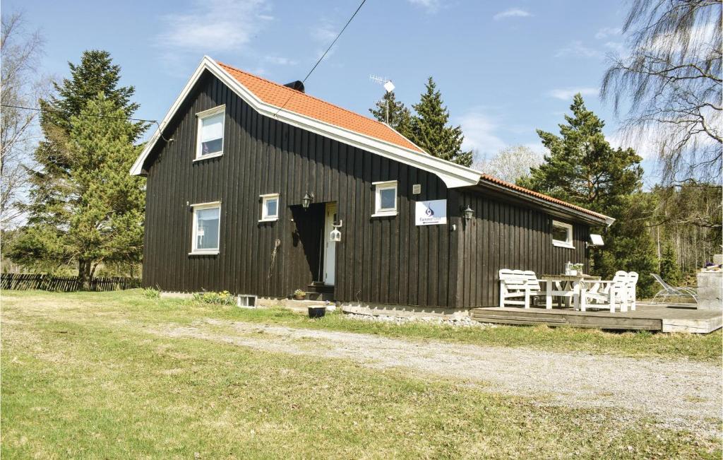 OmbergにあるStunning Home In Enebakk With Kitchenの黒い納屋(テーブルと椅子付)