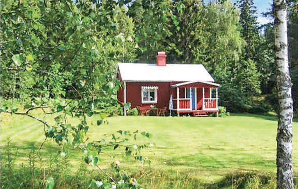 une maison rouge au milieu d'un champ dans l'établissement Amazing Home In Hagfors, à Hagfors
